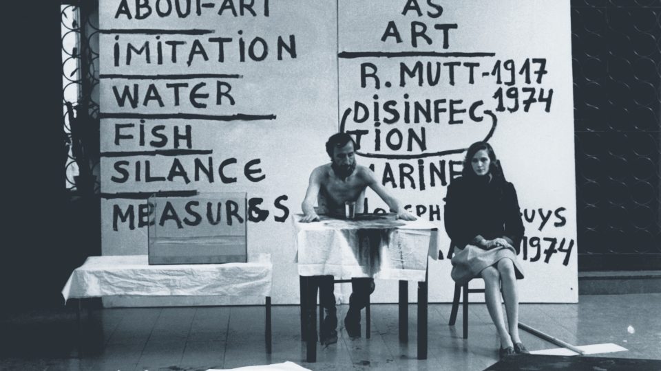 Dragoljub Raša Todosijević, Pití vody – inverze, imitace a kontrasty, performance, 1974