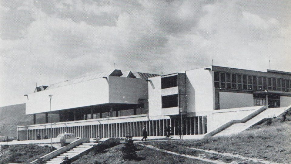 Pohled na nově postavené Muzeum současného umění ve Skopje v roce 1970 
