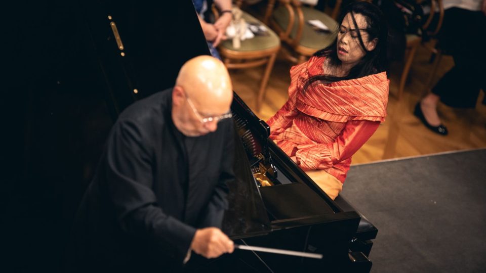 Šéfdirigent Dennis Russel Davies a pianistka a dirigentova manželka Maki Namekawe