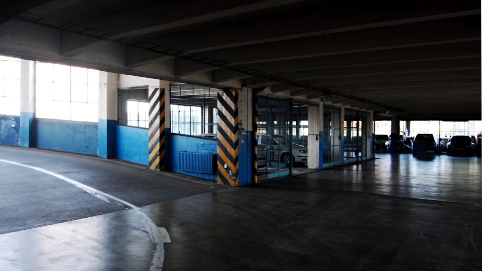 Etážové garáže v Hradci Králové, poslední zachované parkovací boxy