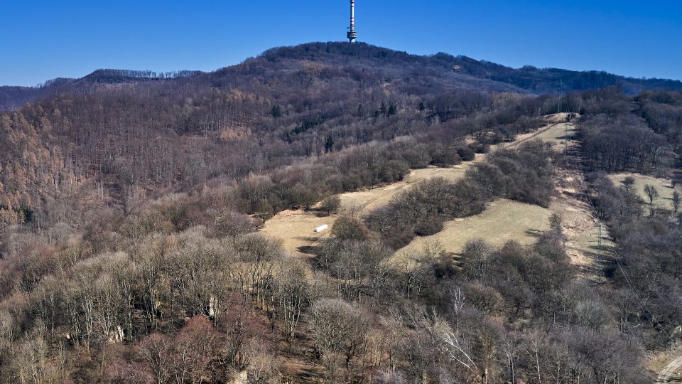 Letecký snímek Vitína, pozadí Buková hora, březen 2022