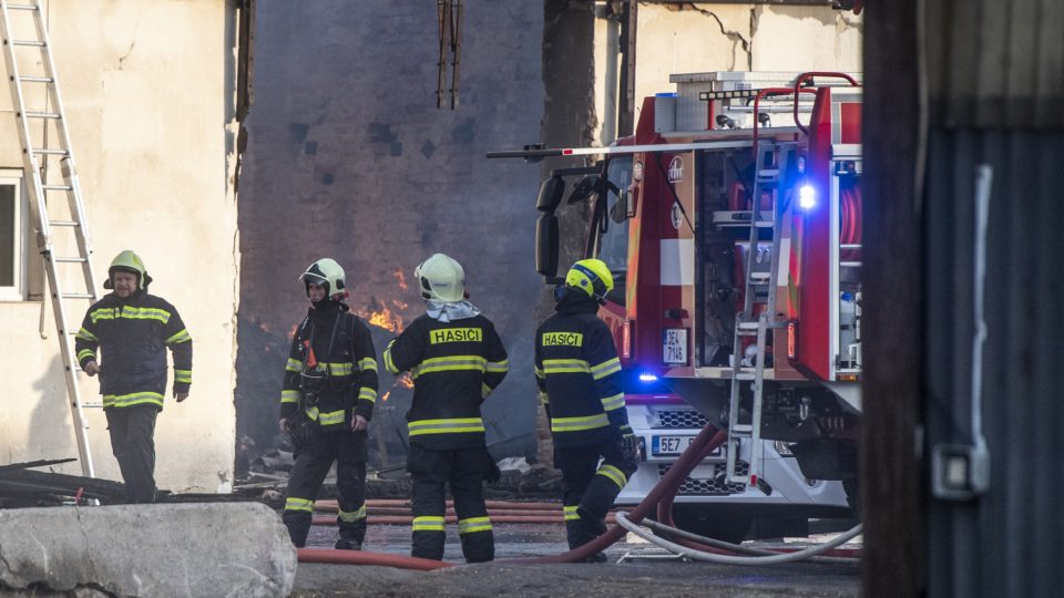 Hasičům se podařilo dostat oheň pod kontrolu během 4 hodin