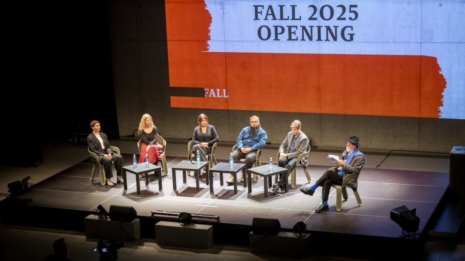 DOX FALL Opening: Zleva Sofija Andruchovičová, Jemimah Steinfeldová, Radka Denemarková, Badiucao, Daniel Kehlmann a Alberto Manguel