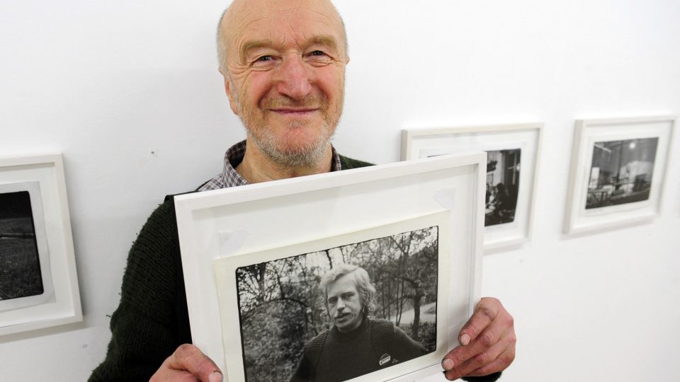 Fotograf Bohdan Holomíček pózuje se snímkem svého přítele spisovatele a bývalého prezidenta České republiky Václava Havla