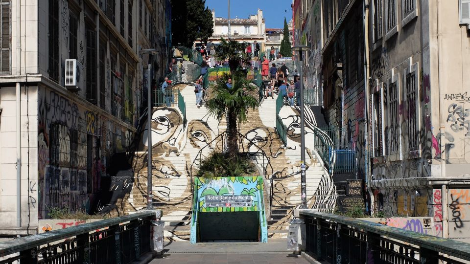 Mahn Kloix se nebojí ani náročnějších terénů, v Marseille maloval třeba na schody na náměstí Cours Julien
