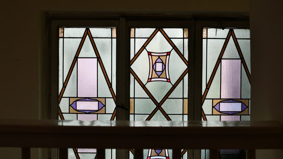 Okna domu zdobí barevné vitráže