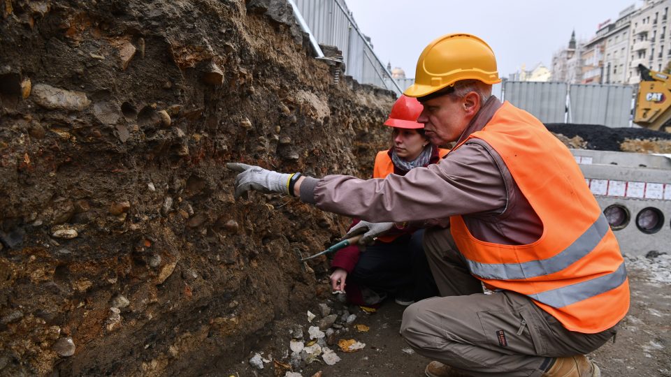 Terénní archeolog Petr Starec při práci na Václavském náměstí v Praze