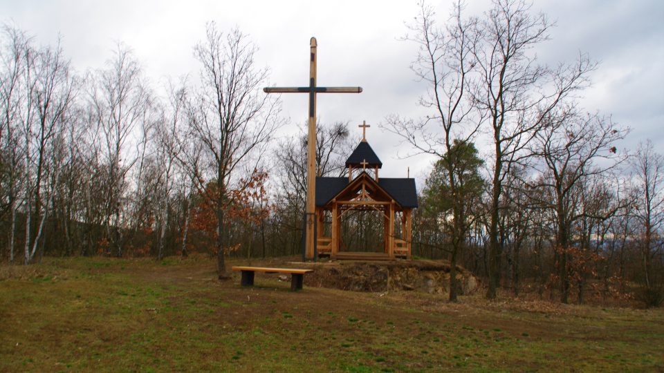 Kříž a kaplička na vrcholu Malého Kosíře