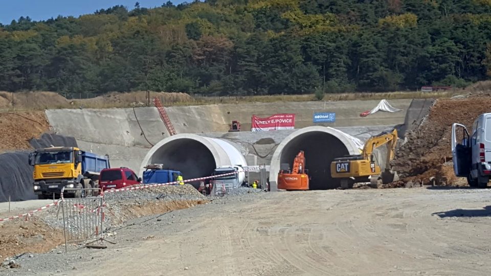 Nedaleko Plzně finišuje po pěti letech stavba dosud nejdelšího železničního tunelu v Česku. Vlaky mezi Rokycany a Plzní se v budoucnu na pár minut ztratí z povrchu a 4150 metrů pojedou pod vrchy Chlum a Homolka