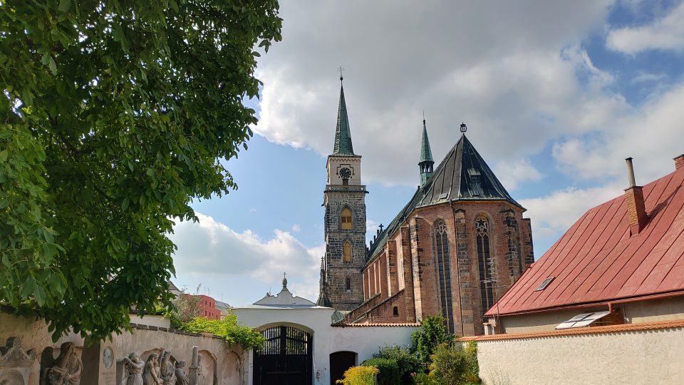 V těsném sousedství děkanství je gotický kostel svatého Jiljí