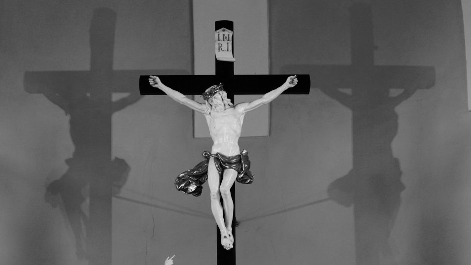 Harrachov, kostel sv. Václava, nasvícený oltář s Kristem evokuje ukřižování tří odsouzených