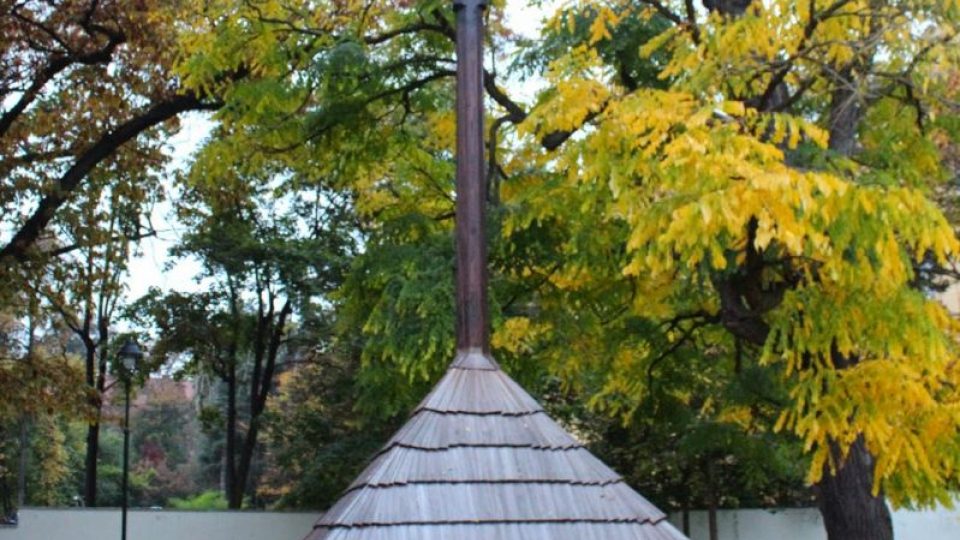 Dřevěná moravská zvonice z Dolních Bojanovic před letohrádkem