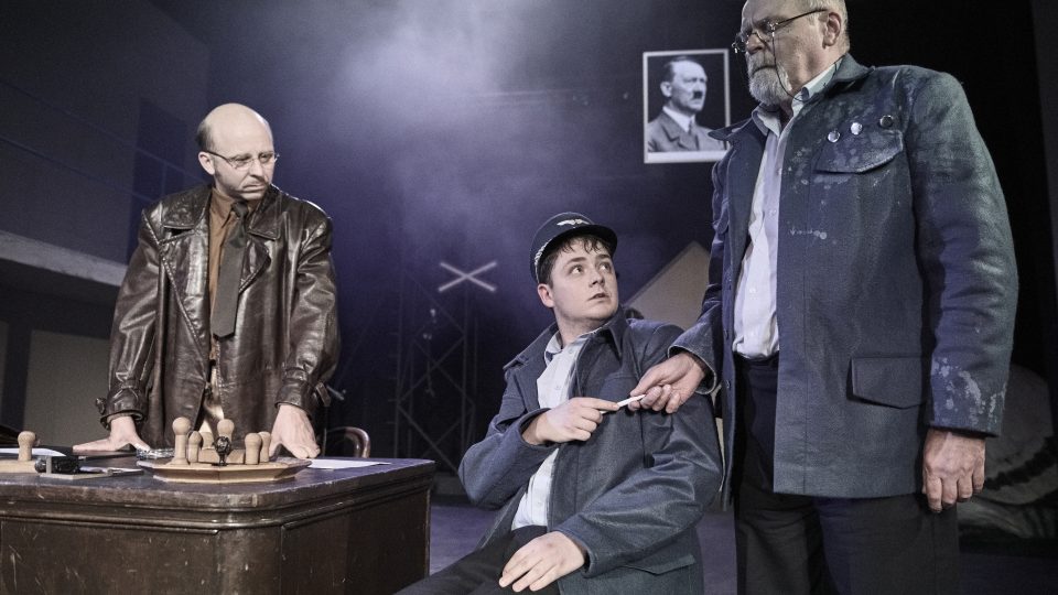 Jakub Albrecht, Teodor Dlugoš, Igor Bareš (Ostře sledované vlaky) | foto: Martin Špelda, Divadlo pod Palmovkou Jakub Albrecht, Teodor Dlugoš, Igor Bareš (Ostře sledované vlaky)