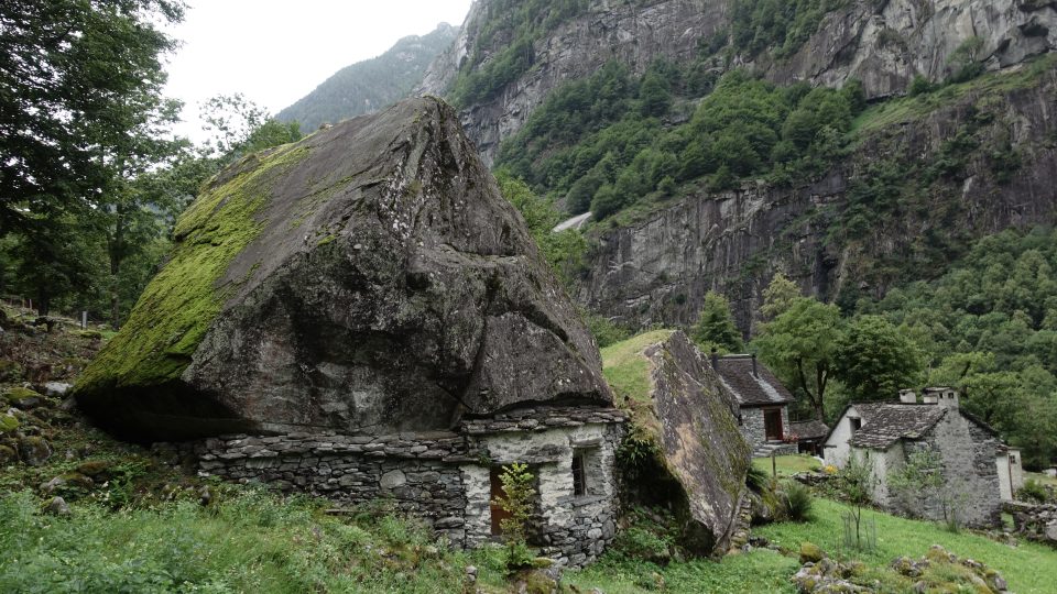 Švýcarské vesnice v údolí řeky Bavony