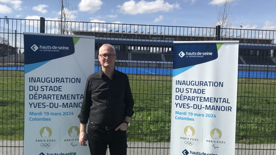 Olympijský stadion Yves-du-Manoir v obci Colombes a architekt nového stadionu na pozemní hokej a tribuny Jacob Celnikier