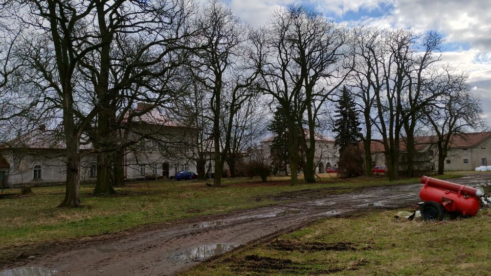 Monumentální Amálie, stojící na samotě a stranou od ostatních středisek Školního zemědělského statku, nemá v dnešní době využití