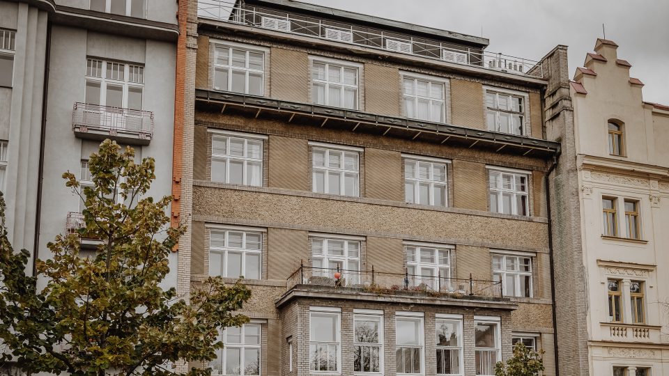 Průčelí Laichterova domu z Chopinovy ulice. Přísně geometrické fasádě dominuje prosklený arkýř v bytě nakladatele
