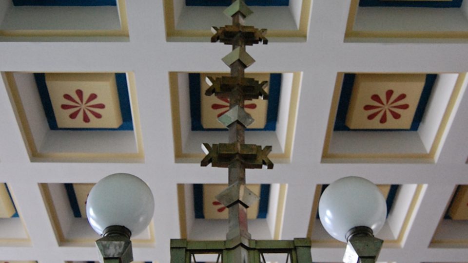 Radiotelegrafní stanice v Poděbradech: detail kazetového stropu s rondokubistickým dekorem a lustrem