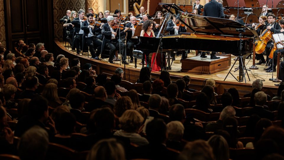 Griegův klavírní koncert a premiéra kompozice Lukáše Hurníka v podání rozhlasových symfoniků