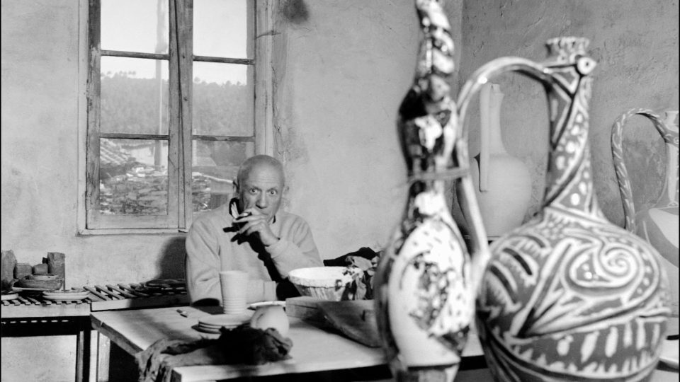 Pablo Picasso v keramickém ateliéru Madoura ve francouzském městě Vallauris, 1941