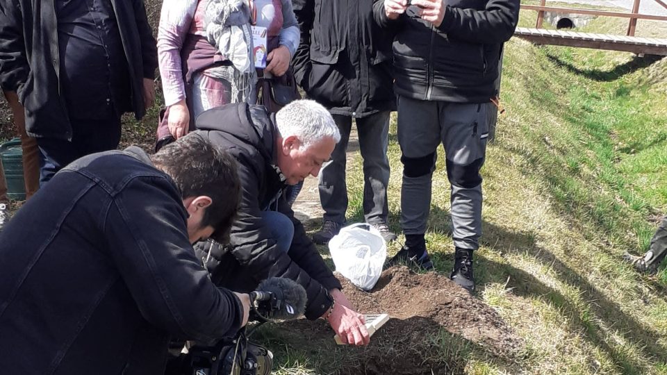 Potomci španělských vězňů sází duby z Gerniky v obci Hradištko