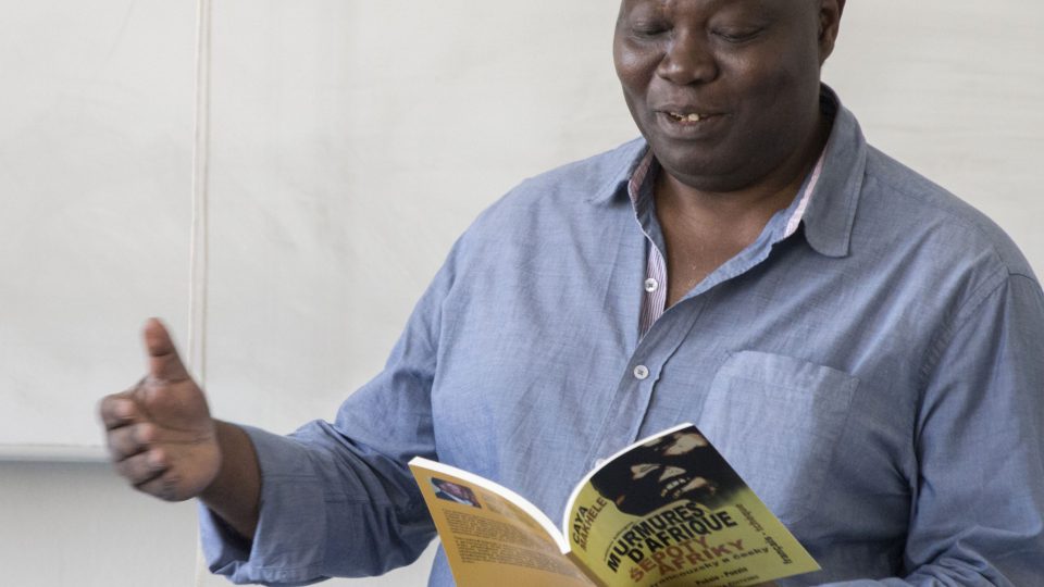 Konžsko-francouzský autor a nakladatel Caya Makhélé během jedné ze svých návštěv Prahy, v roce 2018