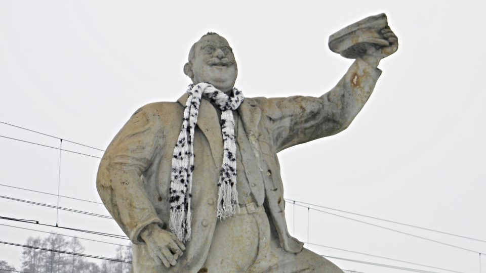 Jan Eskymo Welzl má v Zábřeze i sochu. Stojí, jak jinak, na nádraží a občas ji někdo dozdobí