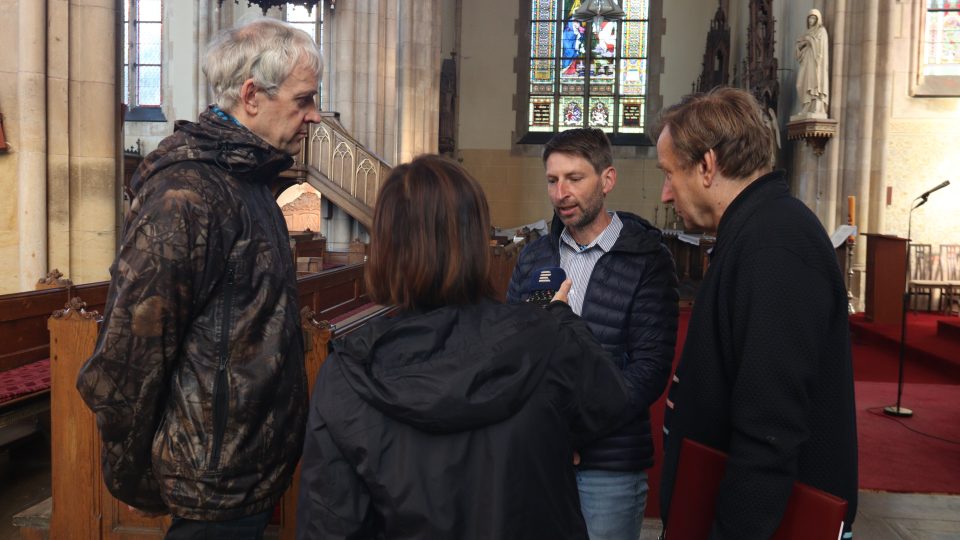 Kostel sv. Vavřince ve Vrchlabí, zleva p. Jiří Šlégr, Radek Hanuš varhaník, Jan Luštinec historik