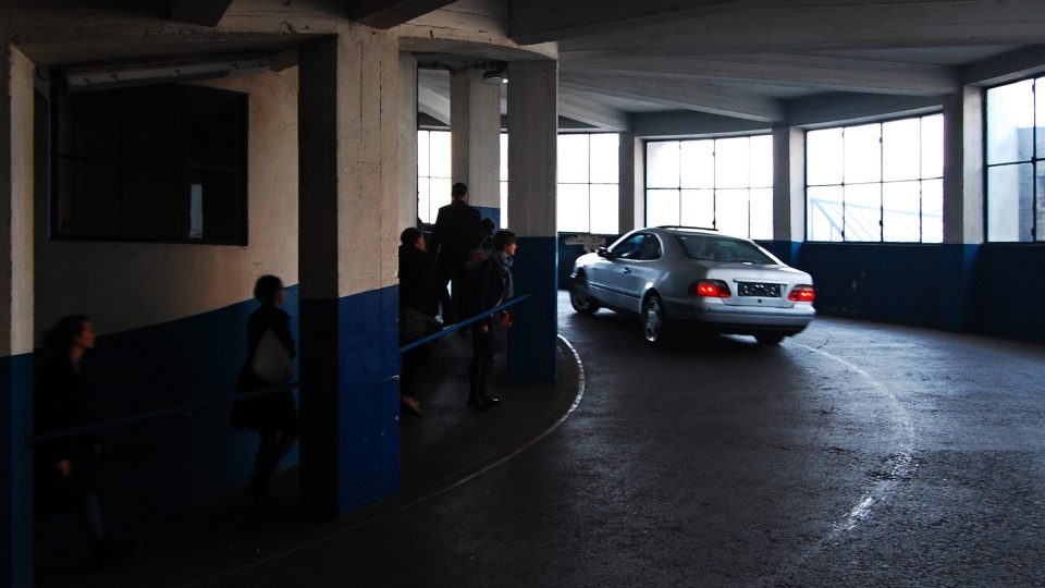 Etážové garáže v Hradci Králové, komunikační rampa vyhovuje i dnešním vozům