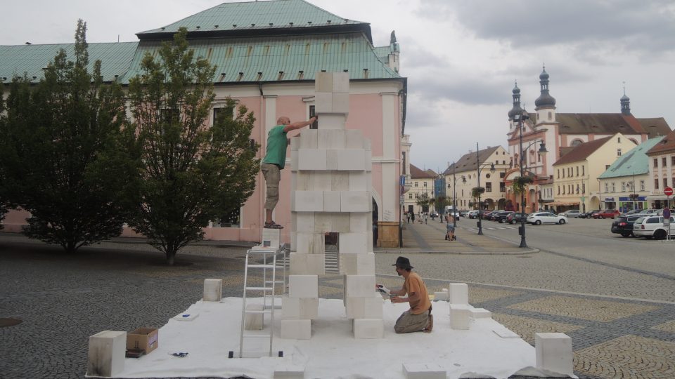 Sochař Jiří Němec spolu se sochařem Josefem Šporgym dotvářejí sochu Spolu na chomutovském náměstí