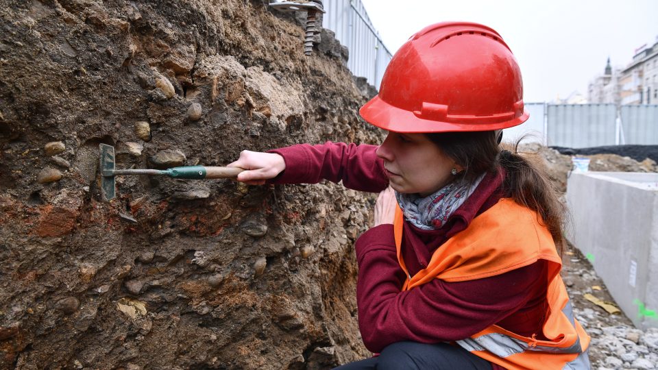 Archeologické práce na Václavském náměstí v Praze, v odkrytých vrstvách jsou patrné kousky popela a dřeva