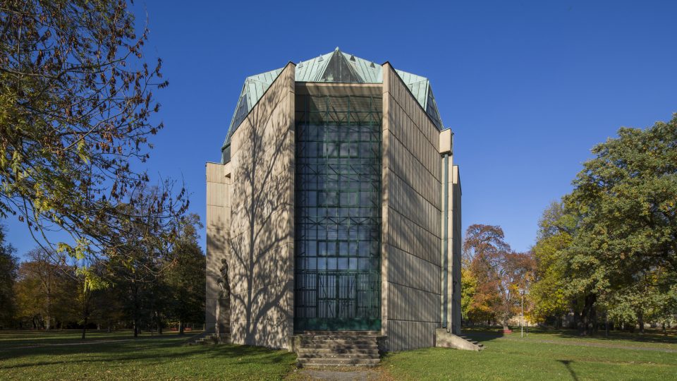 Duchcov, Reinerův pavilon byl postaven pro fresku z bývalé zámecké špitální barokní kaple, 1983, architekt Jan Sokol