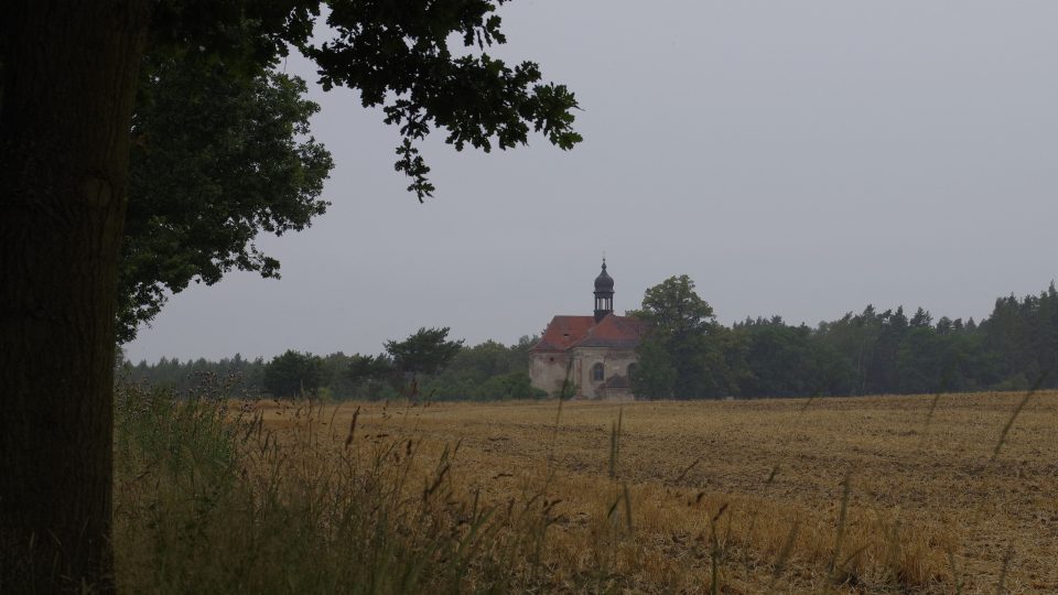 Zchátralý kostel sv. Barbory ve Všekarech na Domažlicku