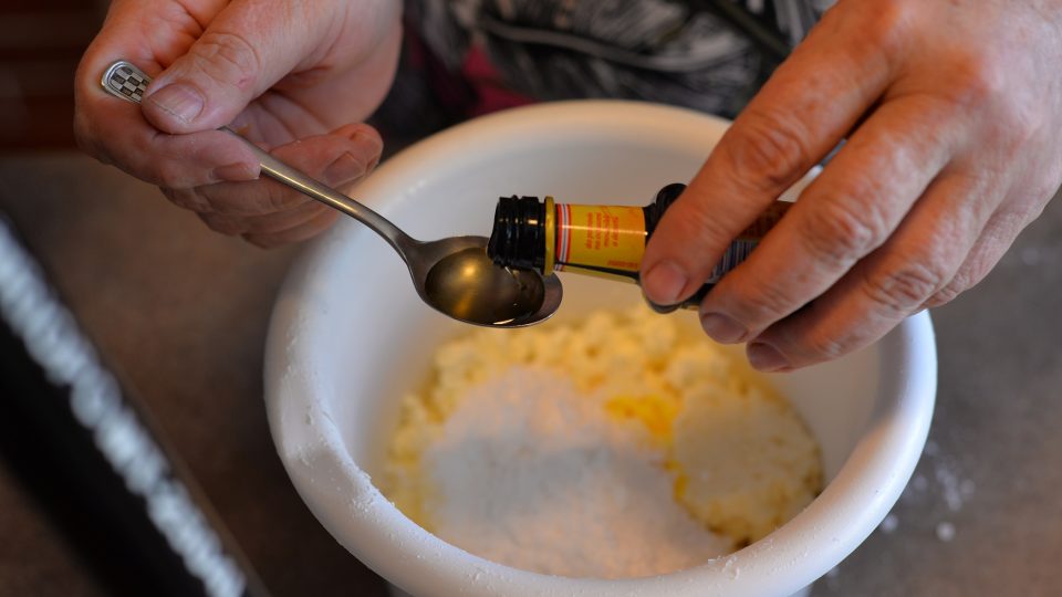 Tým Pochoutkového roku v čele s Patrikem Rozehnalem vyrazil natočit recept na ušatý koláč. Do soutěže jej přihlásila paní Zdeňka Chadtová