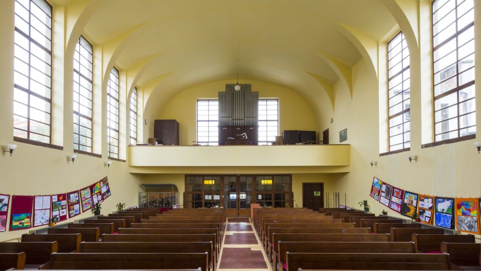 Funkcionální interiér z r. 1932, varhany postaveny pro kostel, arch. Otakar Polák, Louny, Církev československá patriarchy Dr. Farského