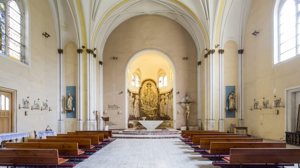 Interiér přestavěn v duchu tzv. bruselského stylu, dokončen 1973, Předlice katolický Kostel sv. Josefa, 1906