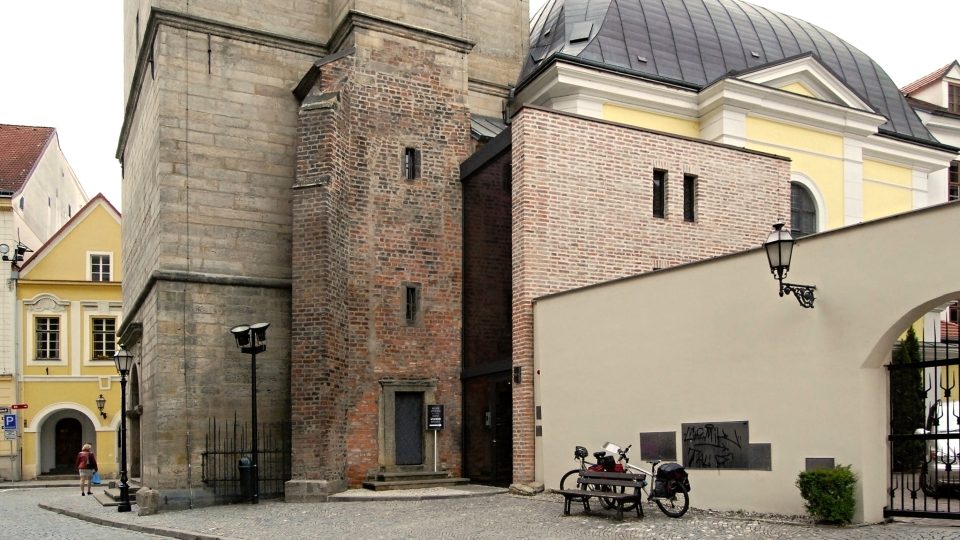Bílá věž v Hradci Králové. Nový vstup s pokladnou