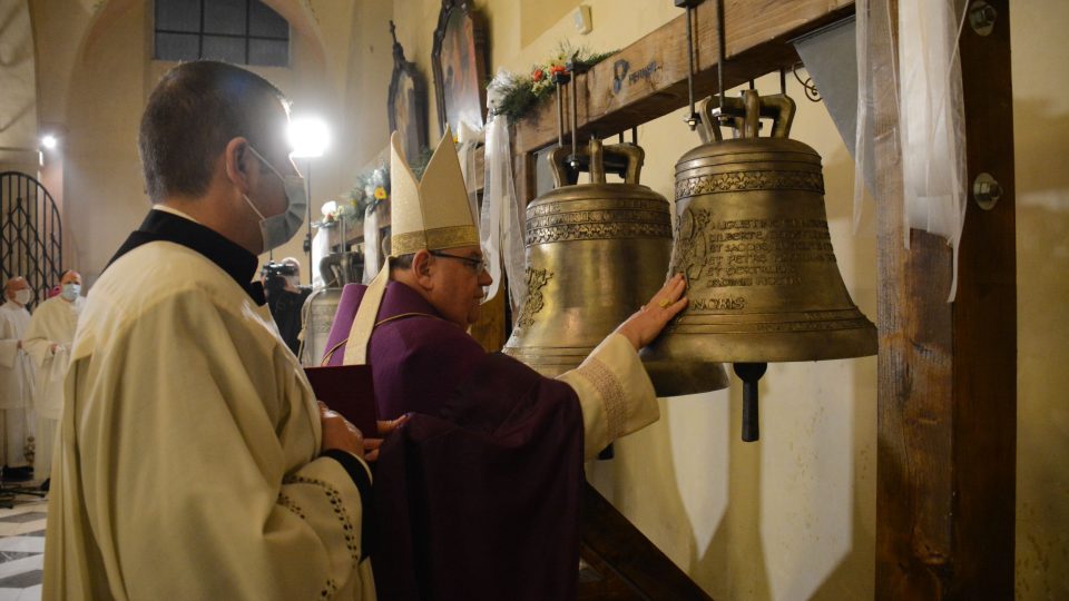 Kardinál Duka požehnal nové zvony ve Strahovském klášteře v Praze při zahájení jubilejního roku u příležitosti 900. výročí od založení řádu premonstrátů