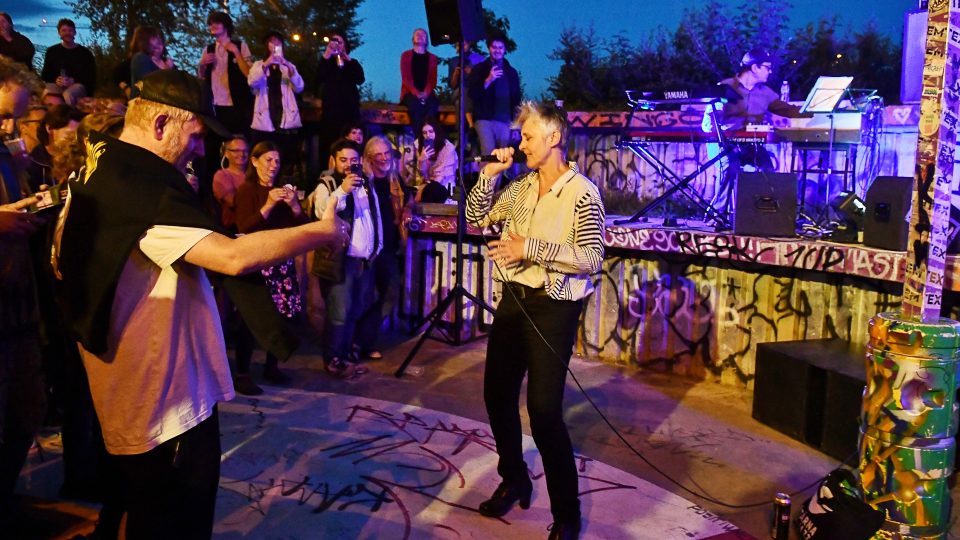 Koncert Moniky Načevy u stanice metra Vltavská