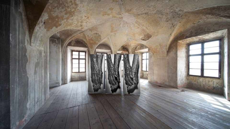 Fotografie Ruce ze série Mater vystavené v odsvěceném kostele v Litoměřicích