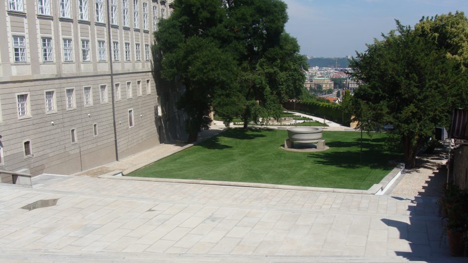 Dominantou komorní Rajdské zahrady je Plečnikova levitující monolitická mísa z mrákotínské žuly