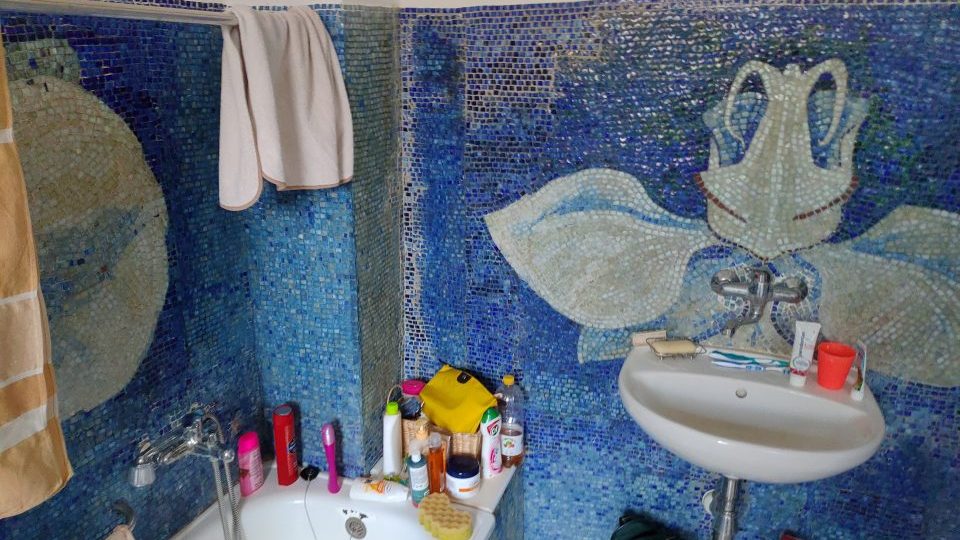 Mozaiku v koupelně sestry vytvořily ze zbytků, které zůstaly z velké zakázky pro podnik v pražské Michli