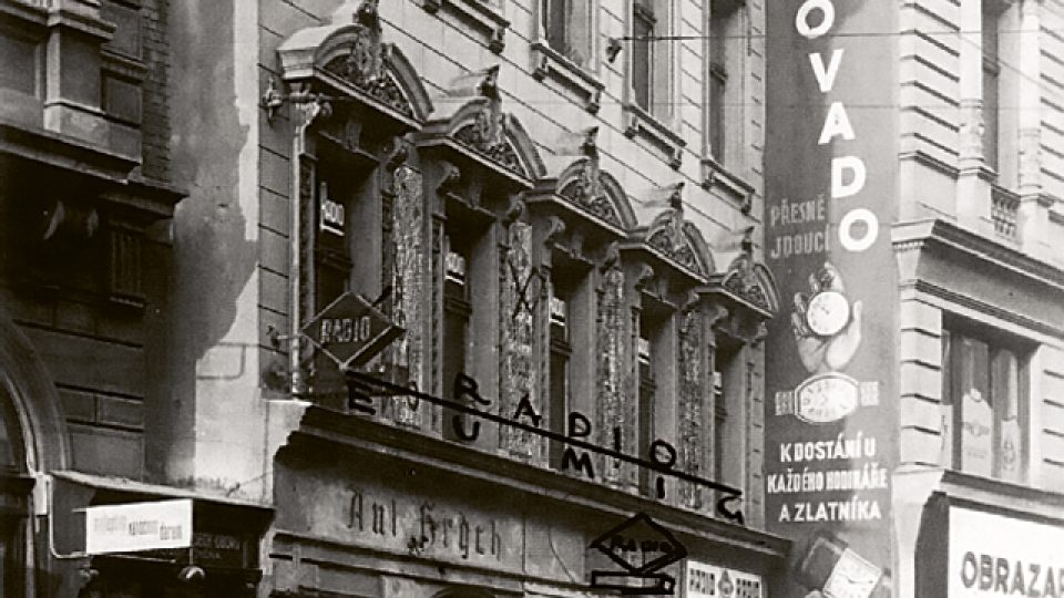 Ukázka z publikace ZBOŘENO. Průčelí domu čp. 1277 na fotografii předložené úřadům ke schválení reklamních doplňků parteru v roce 1930 | foto: Nakladatelství Paseka Ukázka z publikace ZBOŘENO. Průčelí domu čp. 1277 na fotografii předložené úřadům ke schválení reklamních doplňků parteru v roce 1930