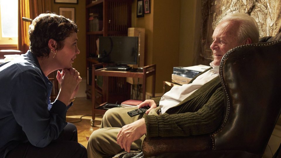 Olivia Colmanová a Anthony Hopkins ve snímku The Father