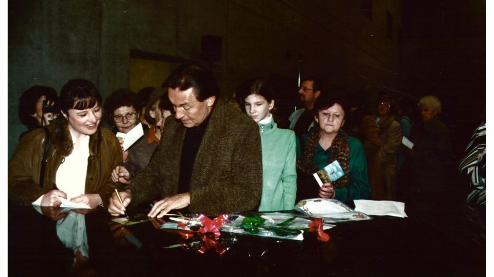 Karel Gott se podepisuje fanouškům v rozhlasovém atriu 17. ledna 2003