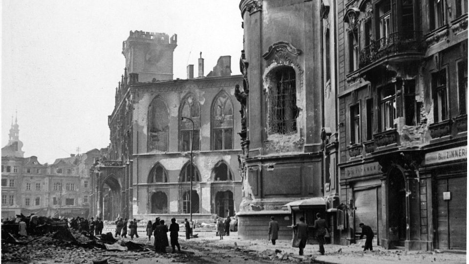 Staroměstká radnice byla během druhé světové války poničena