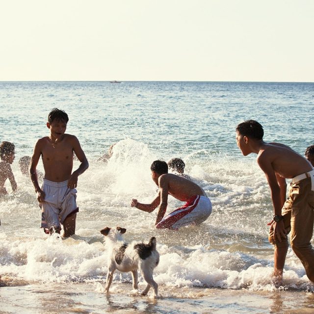 Klukům,  kteří žijí na manilských ulicích,  je pouhých 13 nebo 14 let. Přesto už mají za sebou děsivou minulost. Využijí šanci,  kterou jim dává roční program plný pozornosti,  psychoterapií,  ale i obyčejných dětských her? Odpověď přinásí dokument Rok naděje. | foto: Jeden svět