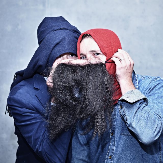 Do ArtCafé zavítala část anonymního autorského kolektivu,  který pod pseudonymem Felix Kulpa vydává satirický blog Tisíckráte. | foto: Tomáš Vodňanský,  Český rozhlas,  Český rozhlas