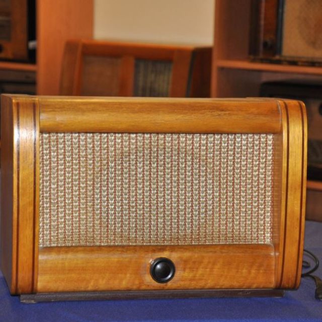 Rozhlas po drátě byla celkem nevzhledná bedýnka,  zapojená do zásuvky o nízkém napětí,  z níž hrála jedna jediná stanice Československého rozhlasu | foto: Zuzana Foglarová,  Český rozhlas
