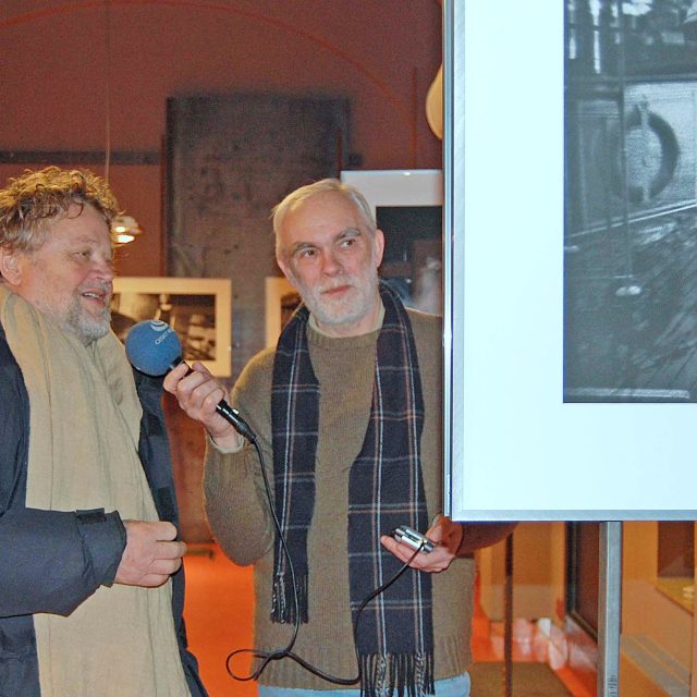 Výtvarný redaktor Karel Oujezdský natáčí rozhovor s fotografem Antonínem Kratochvilem  (na výstavě nazvané „Ženy Antonína Kratochvila“ v Galerii Jedné věci na Starém Městě) | foto: Helena Petáková